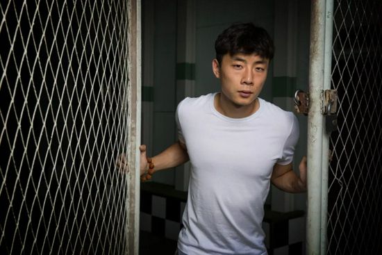 英语老师挽起裙子坐在我腿上